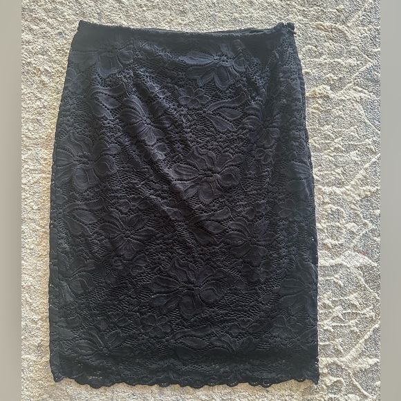 Stretchy lace pencil skirt - Picture 1 of 3